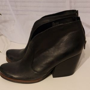 Korks black ankle boots